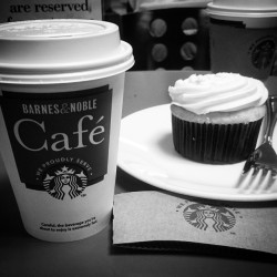 Afternoon #coffee ☕  #starbucks #barnesandnoble #travel #newyork