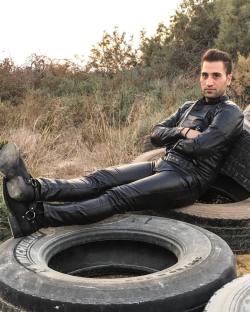 leatherxxx:#sexyguy #leatherjacket #leatherjeans #bikerjacket