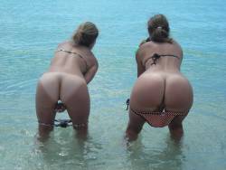 someasspics:  asses and the sea