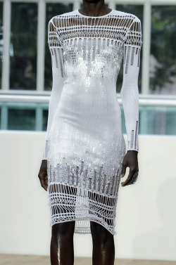 highqualityfashion:  Julien Macdonald SS 15 