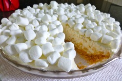 foodishouldnoteat:  Marshmallow Cheesecake