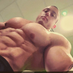 musclaus:  http://ift.tt/28TgFQf   Holy shit that is one sexy