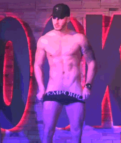 nnmnnmmnmm: when you show off your dick on stage and then taste