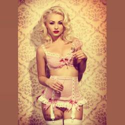 tap000:  Pinup ♡ Romanie Smith @romaniesmith   Photo ♡ Nicole