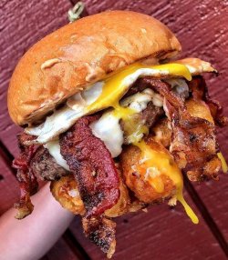 yummyfoooooood: Bacon Cheeseburger with Eggs and Tater Tots