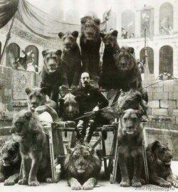 historicaltimes:  The one-armed lion tamer who went by the name