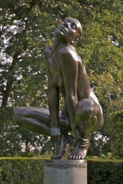 reversepygmalion:  Sculpture by Eddy Roos. 