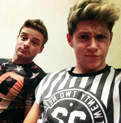  @niallhoran: @thedanrichards and I , chillin in buenos aires !