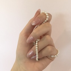 kittenheart: Grandmas pearls & my new nails 