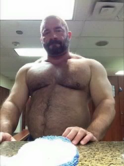 musclepupmax:  Oh my Lort! This daddy muscle bear is hot! Ken!