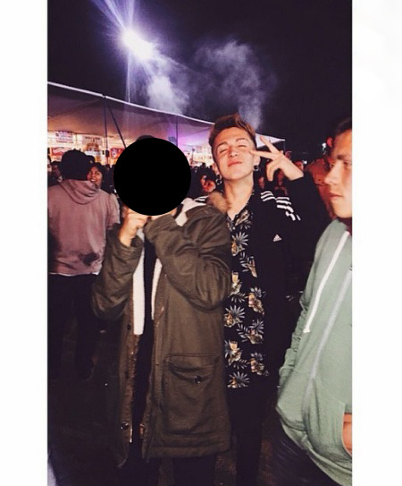 kakoyquepasa:  secretoschilenos:  Andres 21 años Independencia, Santiago / ChileAmigo que dice ser “hetero” pero me manda estas fotos en “broma” jajajaja y se cree rico, en verdad no se que pensar.  Pasa su wsp po