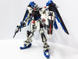 pimpmybricks:  LEGO Freedom Gundam ZGMF-X10A by demon14082001