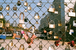 hazlindaelina:  Spotted in Shoreditch.  Canon AE-1, Fujifilm.