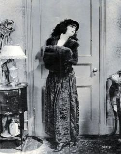 mothgirlwings:  Pola Negri - c. 1920s 