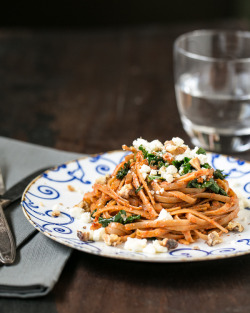prettypasta:  Roasted Red Pepper Pesto Linguine with Kale and