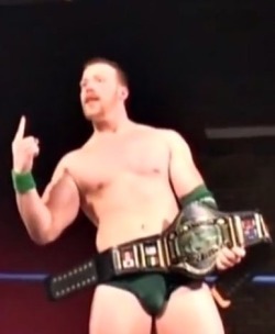 omgsheamus:  This man is packing! 👅💦