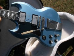 guitarlust:  Gibson Elliot Easton SG in Pelham Blue.