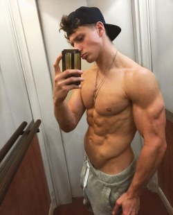 fuspena:  bjx:  Muscular hunky jock 🏋️‍♂️  Tom Trotter