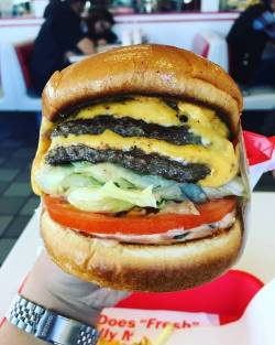 gastroporno:When Pizza is life  Love me some In and Out Burgers.