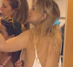 starprivate:  Kate Hudson buying stuff with her rear sideboob