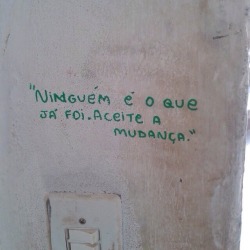 Viver é desenhar sem borracha.