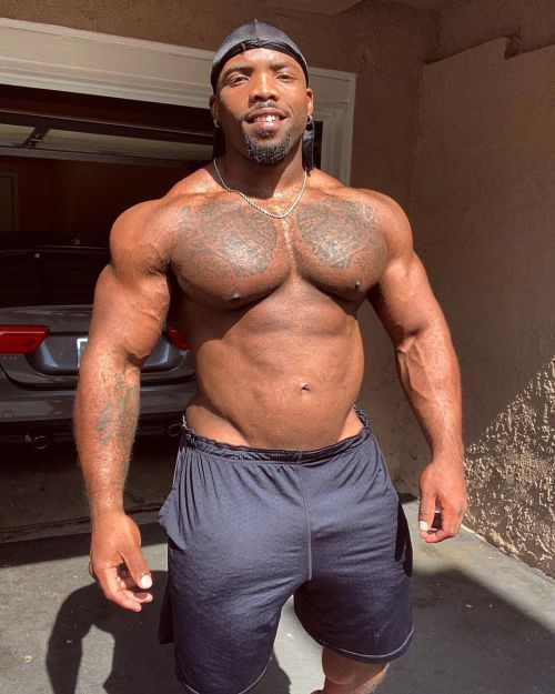 tmusclemen:  When that summer sunset hits☀️ IG: @Tmarkq
