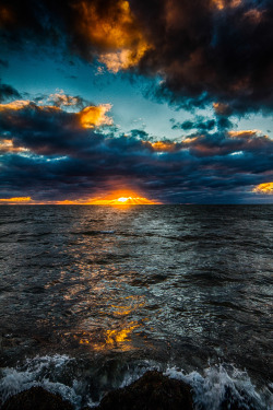 sundxwn:  Sun cloud over seaby Dagur Jonsson