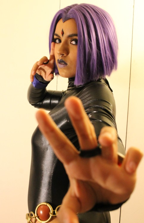 chuggeyartandcosplay: chuggeyartandcosplay: All done~ here’s my new set of cloakless raven photos for anon bonus: i tried to do a cape flip and i failed  h o r r i b l y 