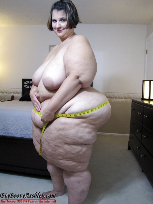 bbwssbbwlover:  cl6672:  sluggo38:  Asshley measuring pt. 1  Amazing dimensions :)  Awesome  Beautifull lady.