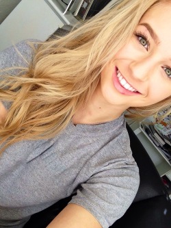 jacyjordan:  rare smiling pic 