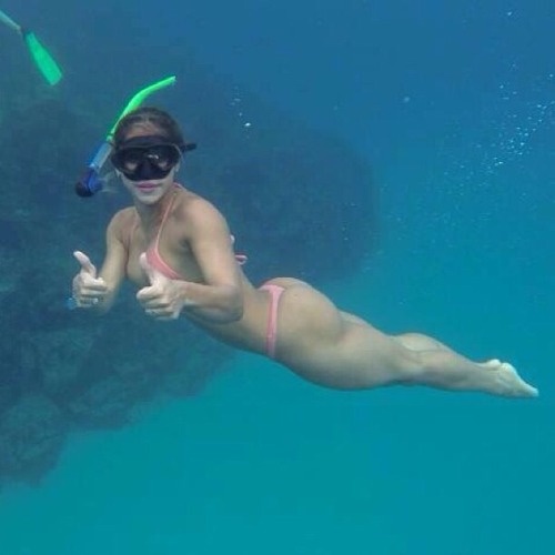 At 10.000 feet under the water, this Absolute woman looks fine.