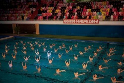 fotojournalismus:  North Korean synchronized swimmers perform