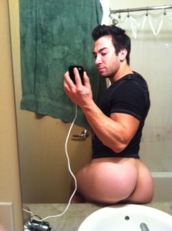 instaguys:  Guys with iPhones Source: gwip.me 