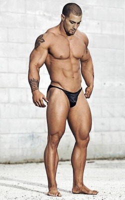 blkprtorcn:  dyedclothes:  holy yum!  Those thighs!!!!!! 