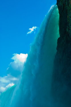 porcvpine:  Under Niagara Falls by Michael Lewicki