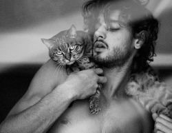 huntress94:  hotguyswithkittens: Kit Harrington with a cat  Look