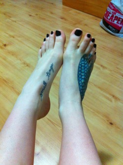 karla-roses:  Black sexy toes  OMG OMG OMGGGGGG I NEED YOUR FEET!!!!!