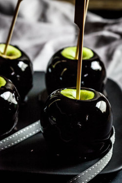 thepumpkinqueenn:  Poison Toffee Apples for Halloween  Ingredients