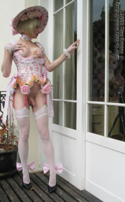 sissiestaci:  How emasculating n so sissy sexy princess hot 