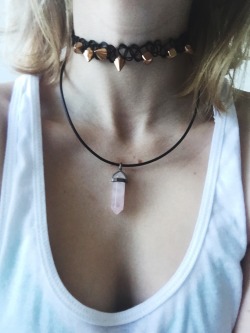 ameliastardust:  gold studded choker + rose quartz necklace on