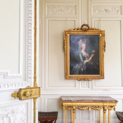 ma-demoiselle-cherie: Au Trianon, portrait de Marie Antoinette
