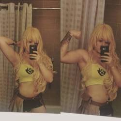 This is how Yang takes her selfies, amirite? (◐∇◐*) #yangxiaolong