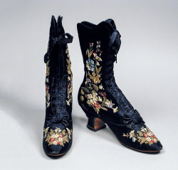 lookingbackatfashionhistory:• Pair of Woman’s Boots. Maker: