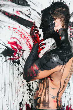 strokesite:  gdxphoto:  Parker Hurley turns his body into a canvas.
