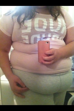 mcflyver:  curvygiirl:  Love how my belly fills out the pants:)   Showing off every ridge of fat