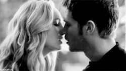 crazykissing:  sex / love / romance blog // just a few make-out