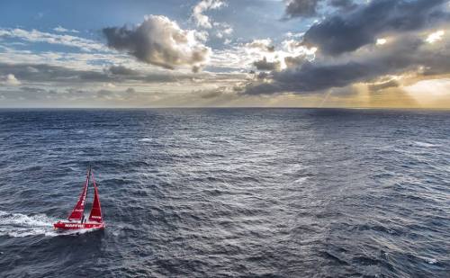 yachtgasm:Dongfeng Race Team cruising the Southern Pacific en route from New Zealand to Itajai  Not anymore… They broke their mast this morning.