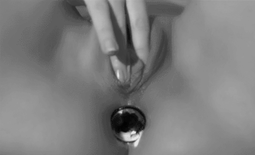 danibythesea:  seriouslyhornyhousewife:  OMFG!!!!! Now this! Yeah. This is fucking hot!  