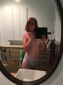 everyponypees:  Feeling cute in my diaper tonight!