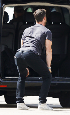 mcavoys:  Chris Hemsworth spotted doing an impromptu stretch session as he disembarks a private jet in Melbourne, Australia   on September 29, 2016.   